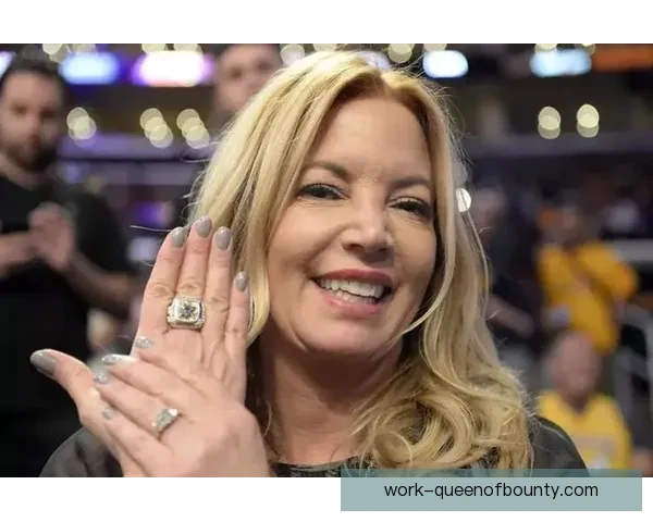 西班牙女足球员珍妮埃尔莫索出庭作证揭露卢比亚莱斯强吻事件内幕